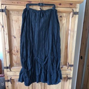 Women’s VTG “Hanna” black crinkle skirt
